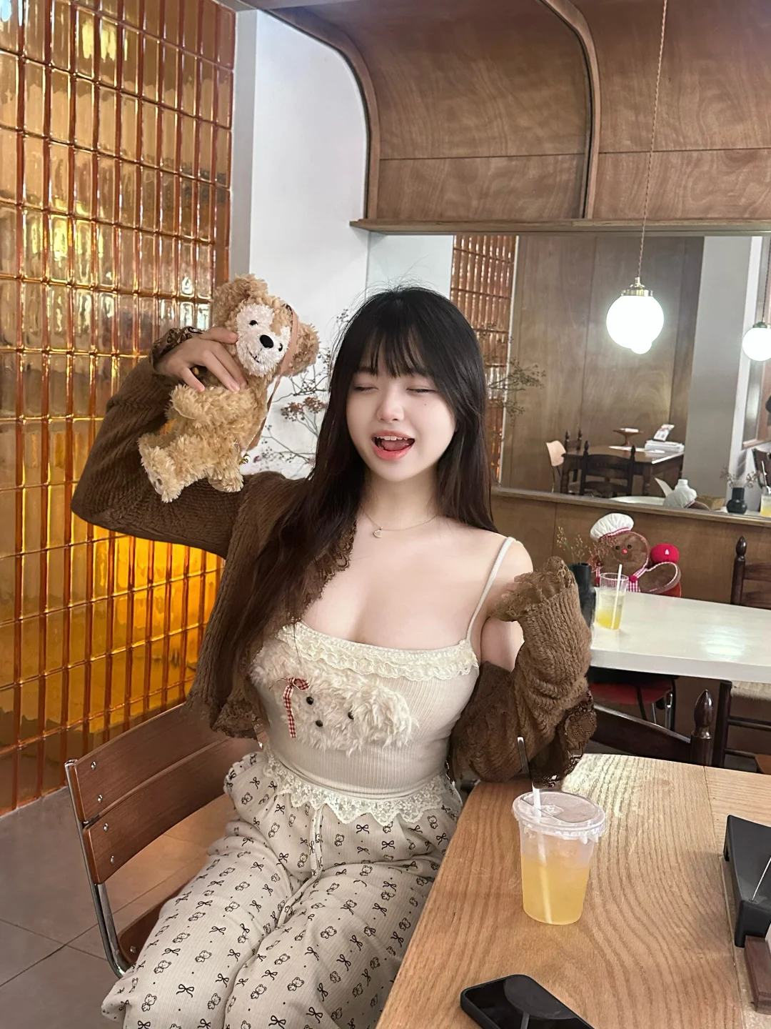 又来咖啡店拍照噜☕