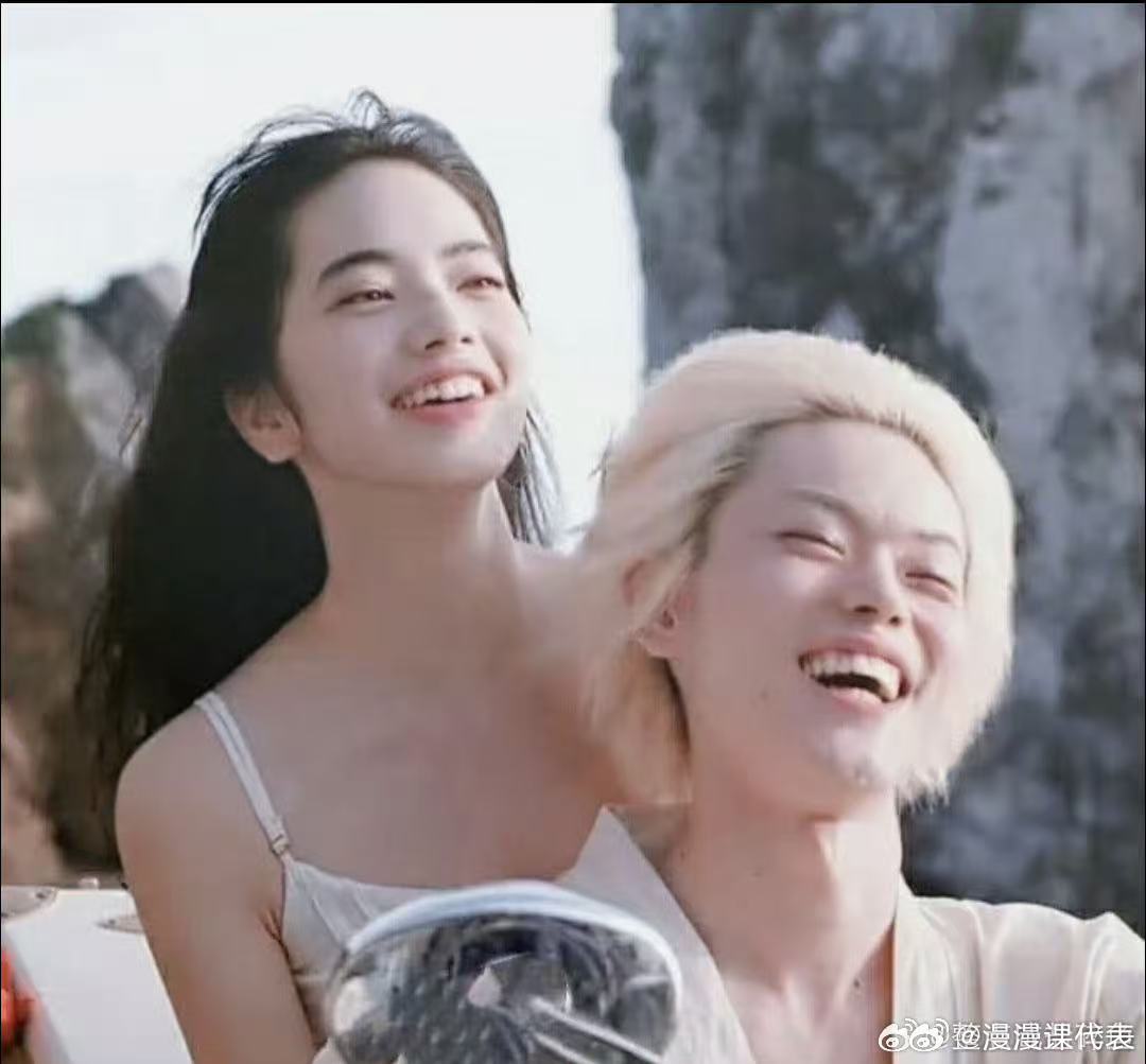 小松菜奈少和菅田将晖亲嘴吧 刷到小松菜奈新路透近照直接愣住，脸型神态和菅田将晖高