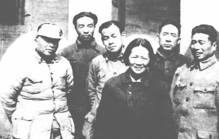 全国解放战争时期,宋任穷(右一)与薄一波(右二)等合影