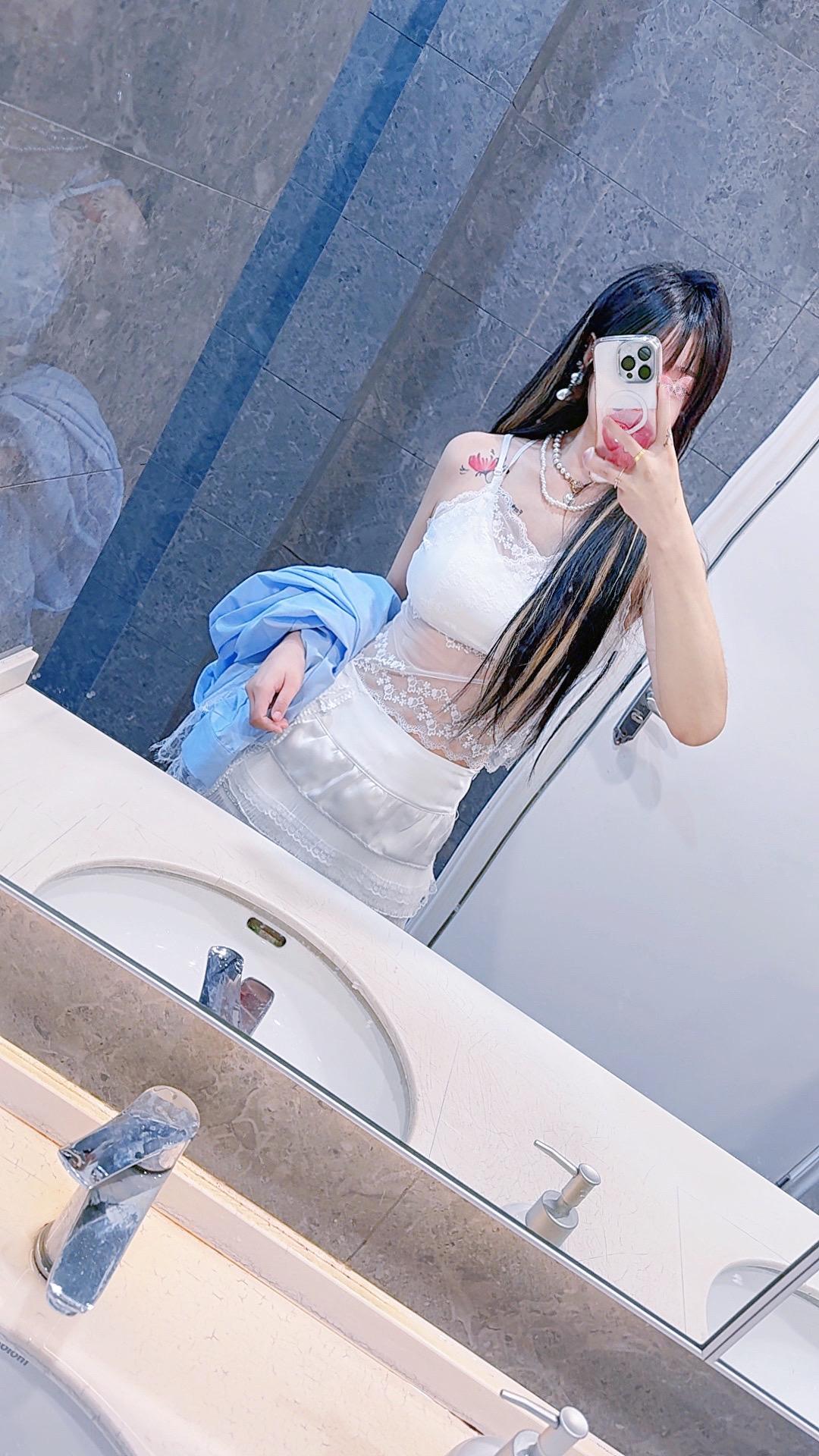 花有重开日，人无再少年。