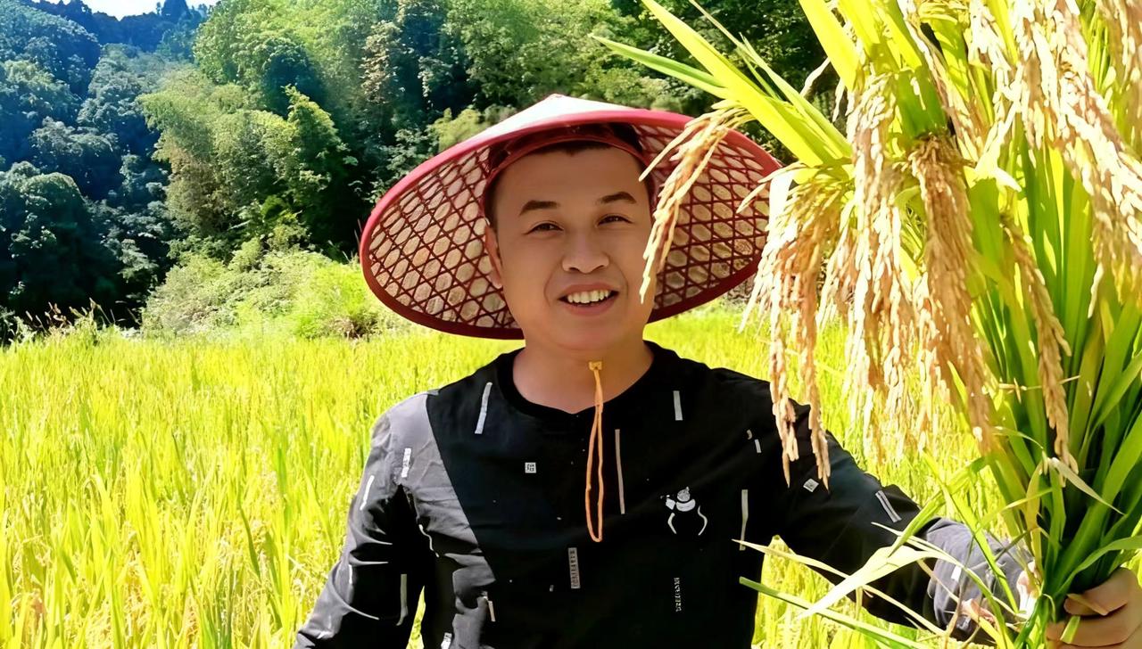 朋友们，你们家乡的稻子现在啥样了？有没有和我一样一看到丰收景象就忍不住开心的？来