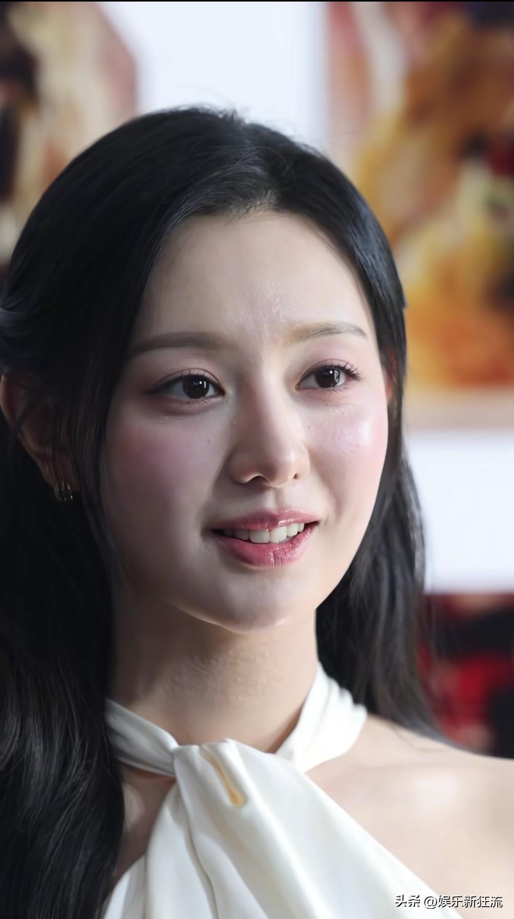 金智媛在如此高清镜头下，可以美成这样？惊为天人的颜值令人感叹，这个皮肤也太好了，