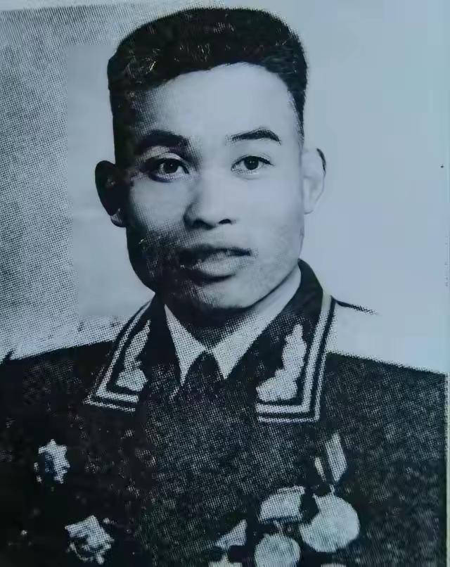 他的事迹至今不敢拍成电影！9次特等功传奇，400万解放军仅此一人。

麻烦看官们