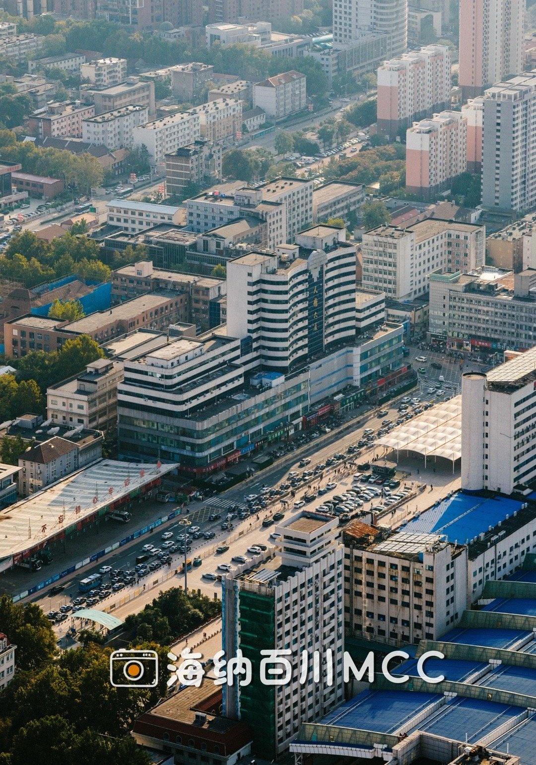 🟠 阿海今天航拍时注意到：天龙大厦一楼北侧的商铺区域已陆续搭建起绿色围挡，意味