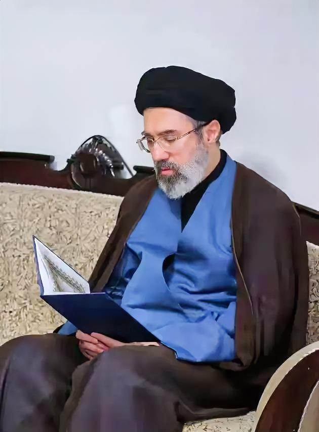 小哈梅内伊留着胡子，也看不出多大年龄，悠闲自在的在看书，现在还不是摆拍的时候，还