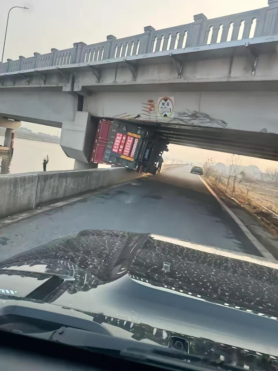 谁能给我解释下这车是咋回事，他是如何做到的？