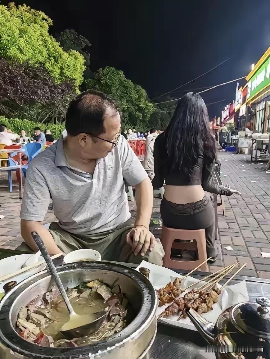 这大爷
鬼使神差
连烧烤
也没胃口了