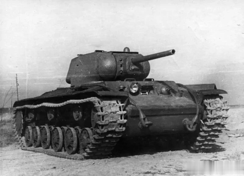 从1941年6月苏德开战算起，KV1坦克在前线对德三军队来说都是无敌的，直到19