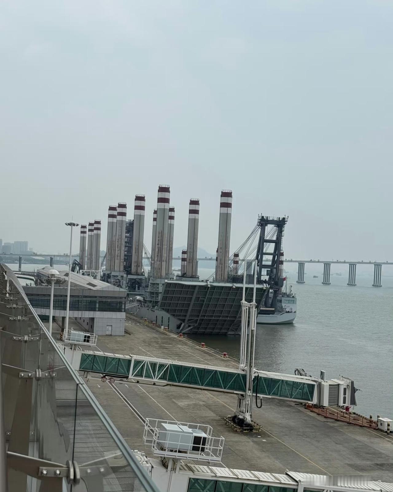 岸舰连接器停在码头！
它自带多根巨型自升桩腿，可扎入海底抬升船体，不惧狂风巨浪稳