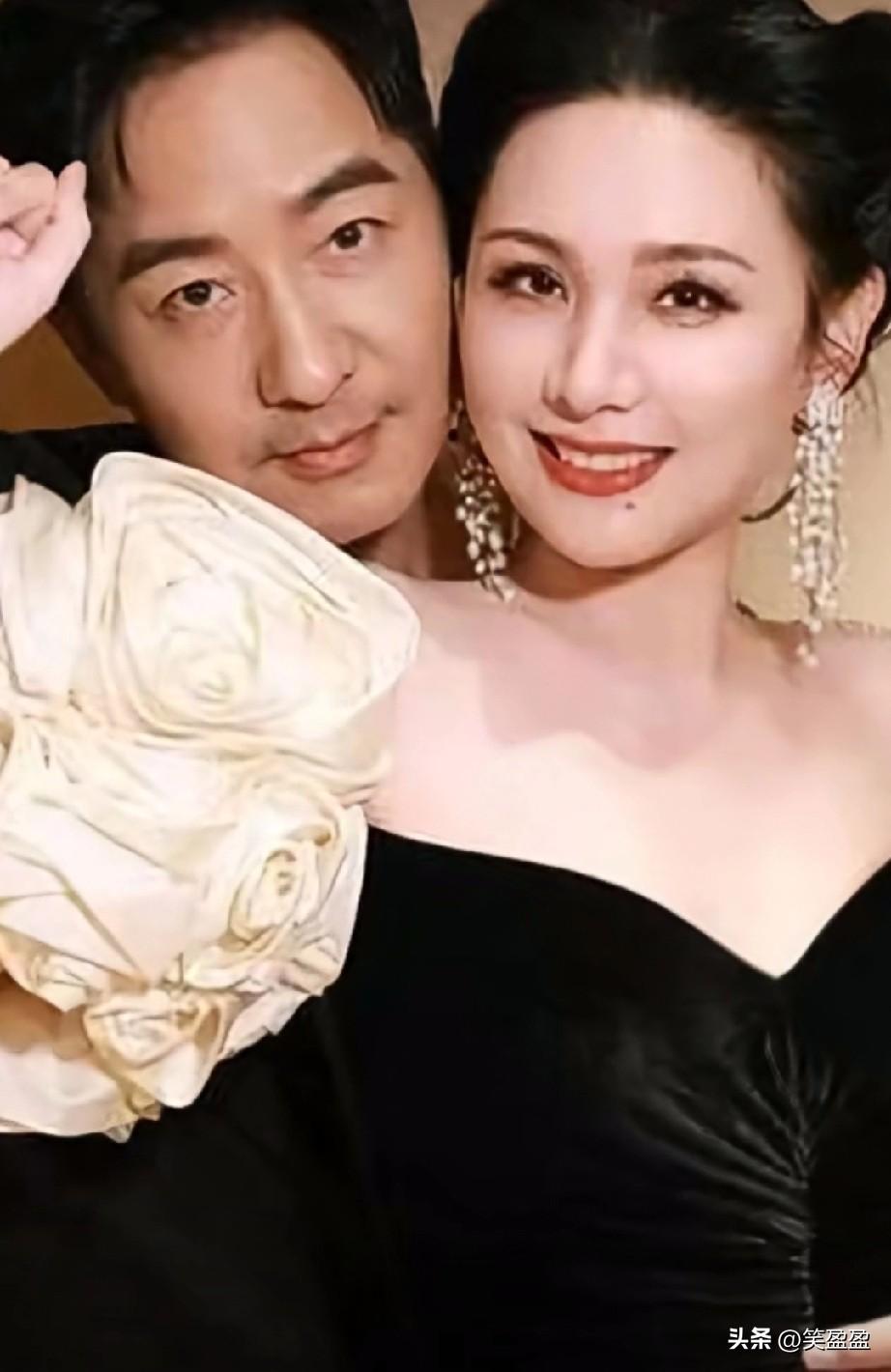 农村穷小子与城市公主的爱情，
在郭晓东和程莉莎身上格外动人。

两人因戏相遇，相