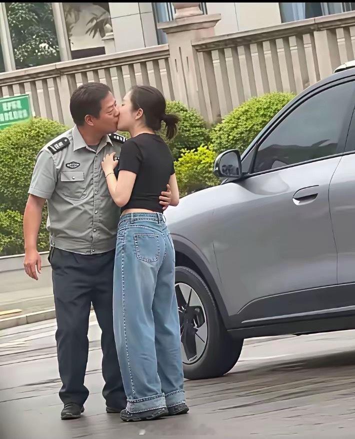 这是怎么回事啊？我懵了。昨天看了一个视频，就是图片这两个人。男的看着像保安，女的
