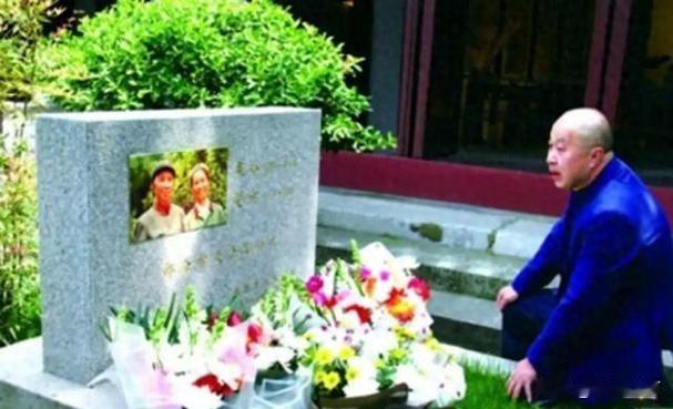 🍁2020年4月(清明前后），粟裕长孙粟志军独自为爷爷扫墓。
 
在墓前，粟志