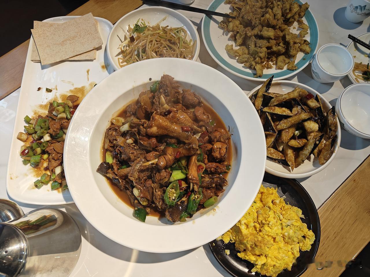 一桌子128，临沂的吃饭在全国也算是比较便宜的！

要说消费高，临沂确实有很多高