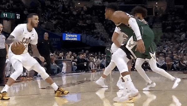 哟呵！球哥居然敢这么打字母哥！
在今天NBA常规赛骑士对阵雄鹿的第一节比赛中，“