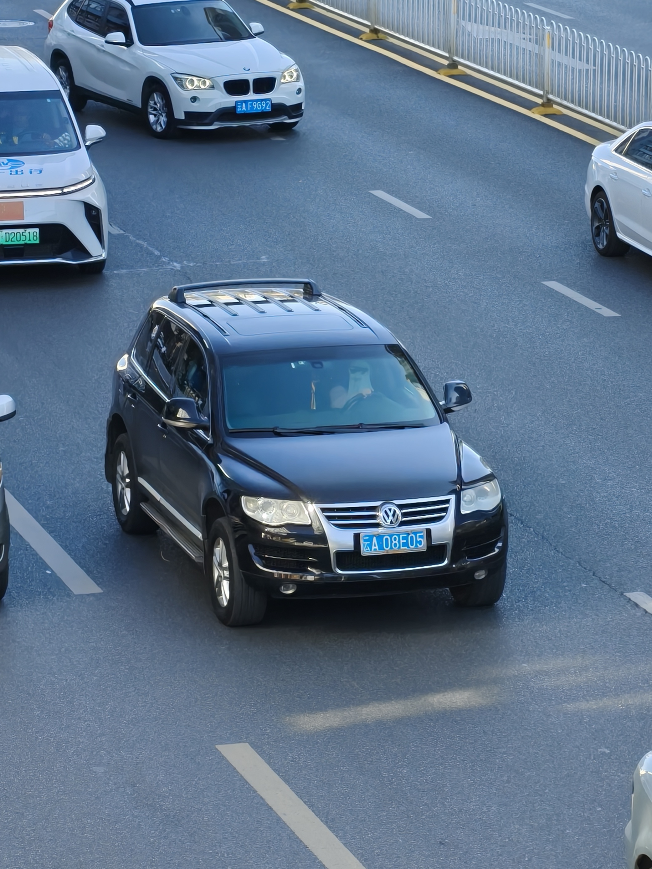 天桥上拍到一些路过的🇩🇪小汽车 