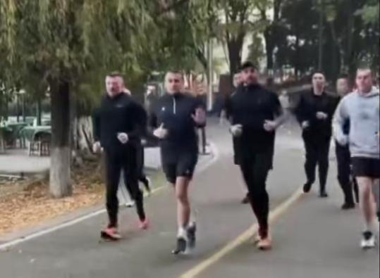 法国总统马克龙抵达成都后，今日清晨，他来锦城湖晨跑。

马克龙晨跑时还非常热情主