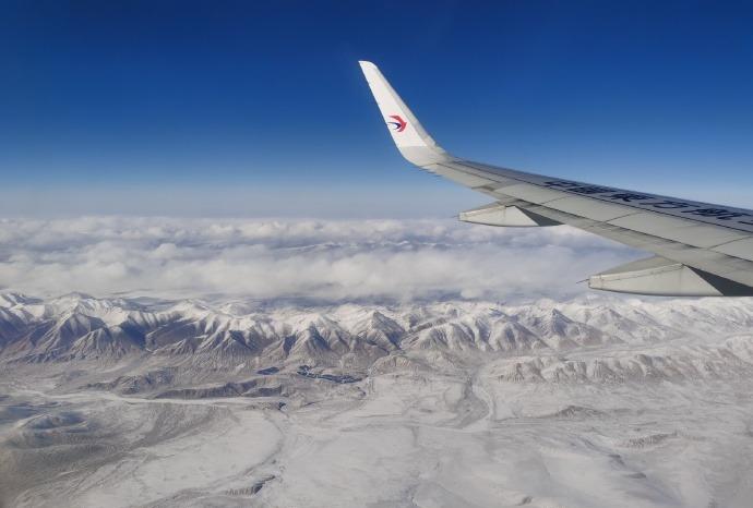 正飞行在祁连山上空，窗外景色太绝了！这是从嘉峪关飞往兰州途中随手拍下的画面。连绵