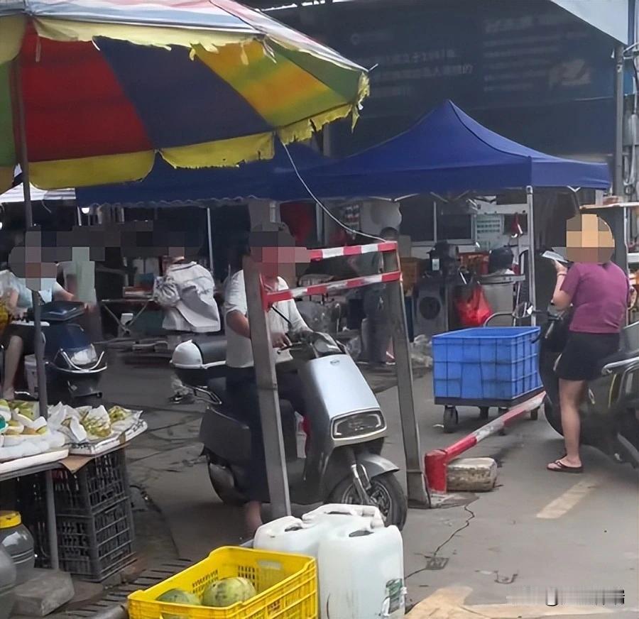 广西钦州海鲜市场装了个1米3高的铁门框，骑车的人得弯腰缩脖子才能过，有人说太离谱
