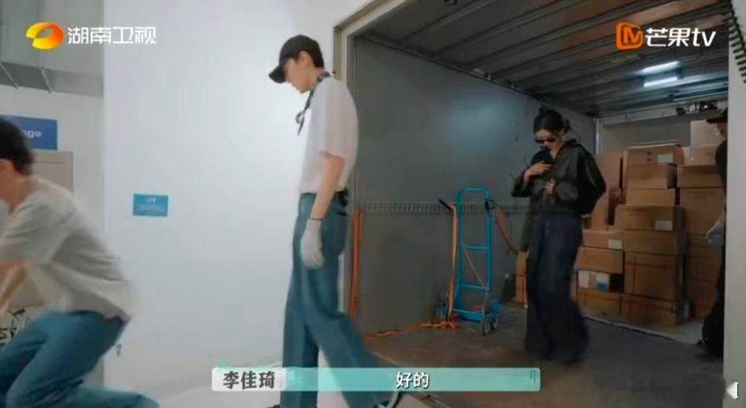 张予曦又瘦又有劲张予曦无情的搬货机器巴黎合伙人张予曦搬货时那股专注劲儿，比任何精