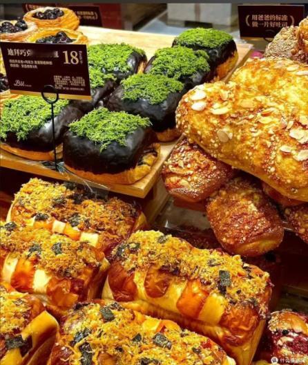 【郑州6元面包摊老板回应走红：平常心对待，做多少卖多少】郑州6元面包摊老板要让家