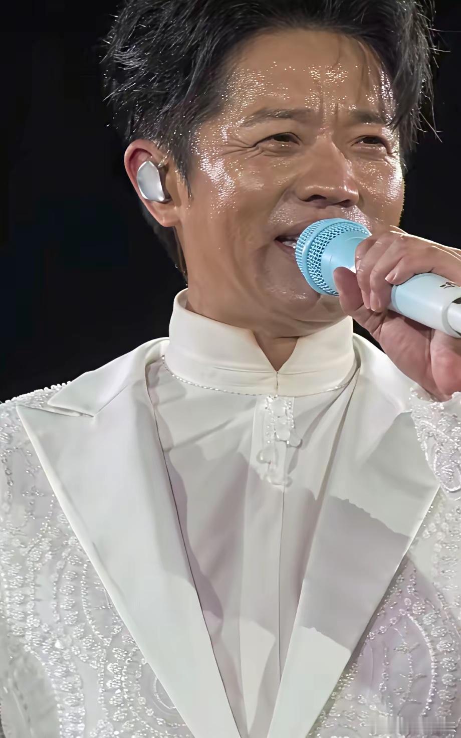 凤凰传奇长沙演唱会把玲花和曾毅两个人热得面目全非，脸上的妆都花了，看上去一下子衰