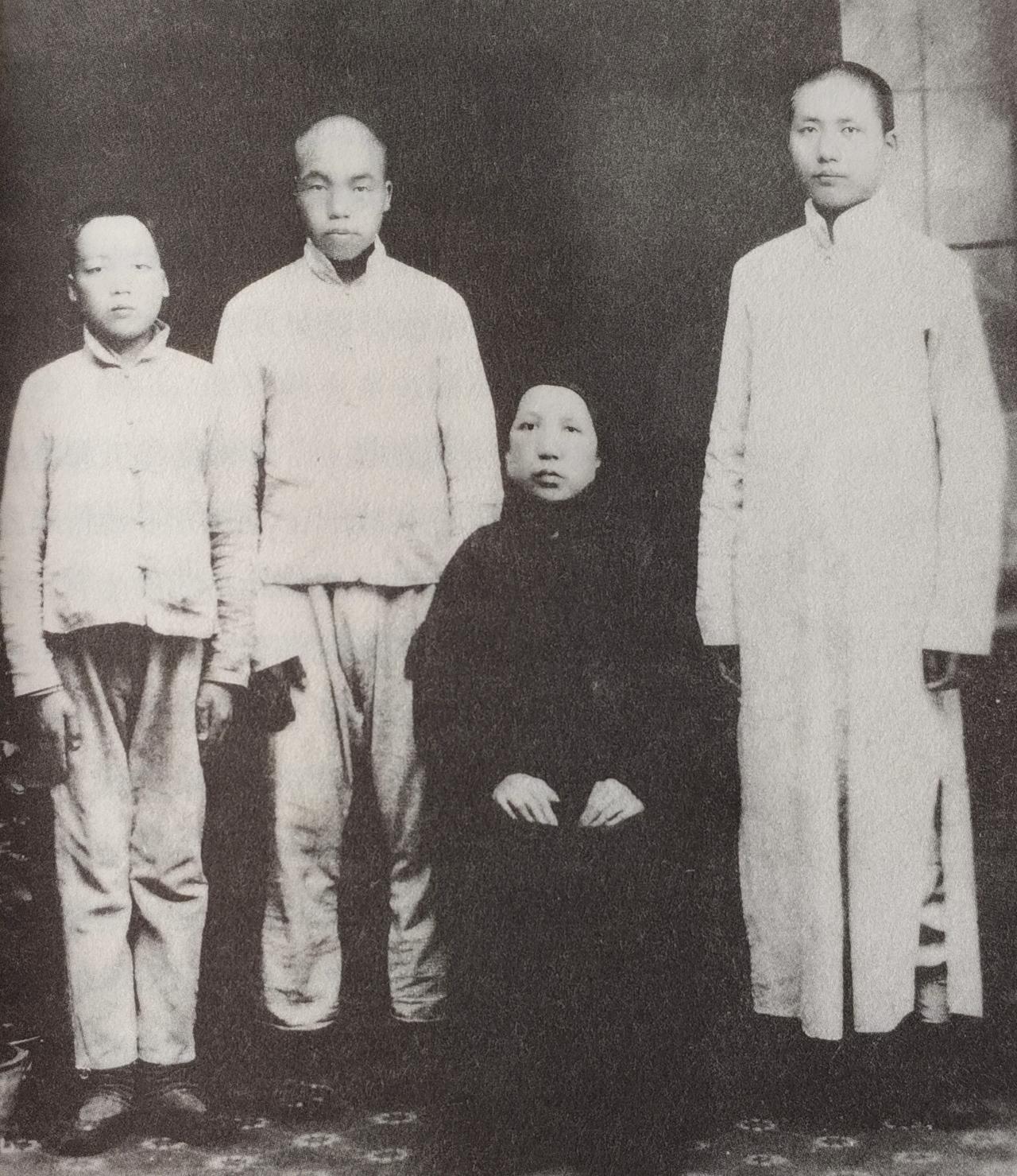 毛主席和父母亲的两张合影，另外一张少了二弟毛泽民，都是在长沙拍摄的。
 
两张百
