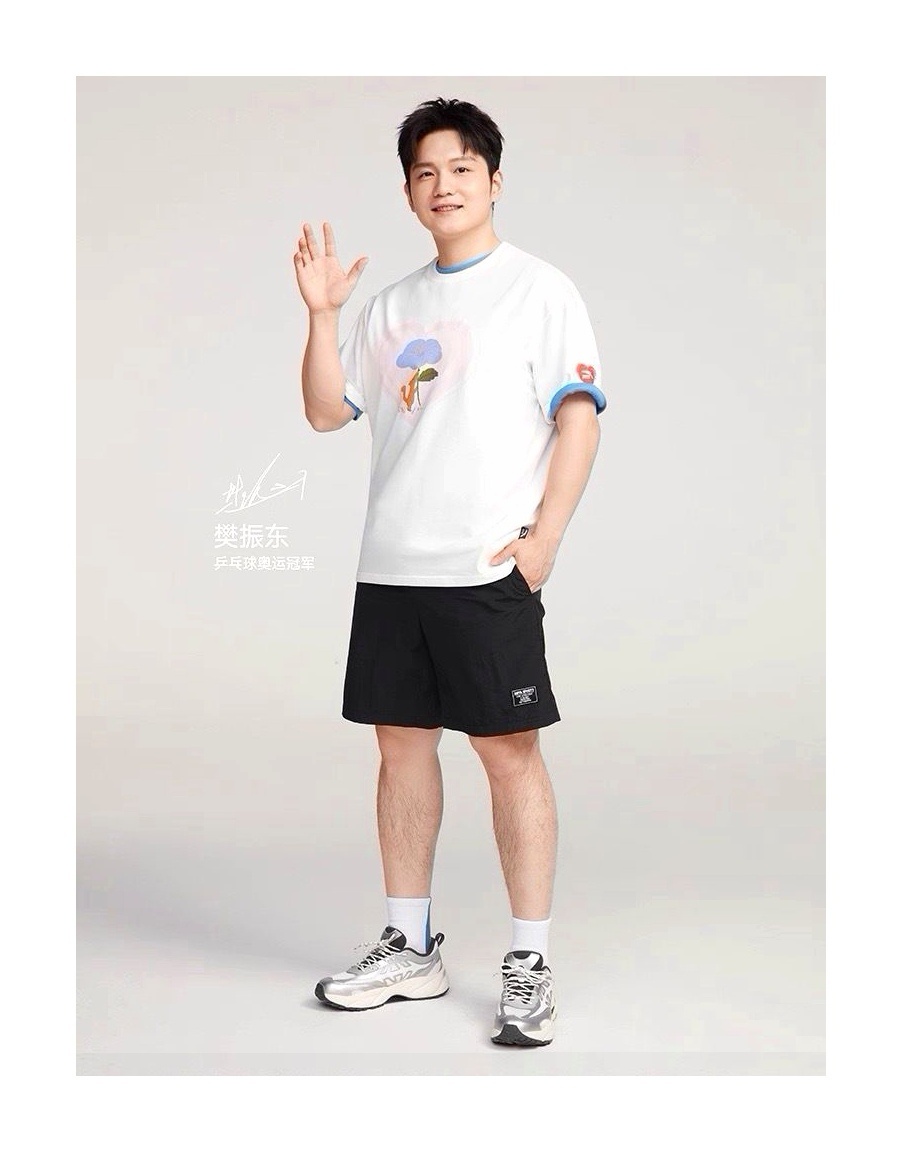 奥运冠军   妙不可言好明朗的一个大童啊，笑起来像把阳光穿在了身上。上衣白得不讲