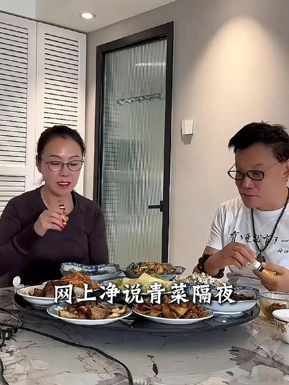 李国庆分享和妻子张丹红的居家生活，俩60岁的人在家吃剩菜剩饭，身价上亿的两口子日