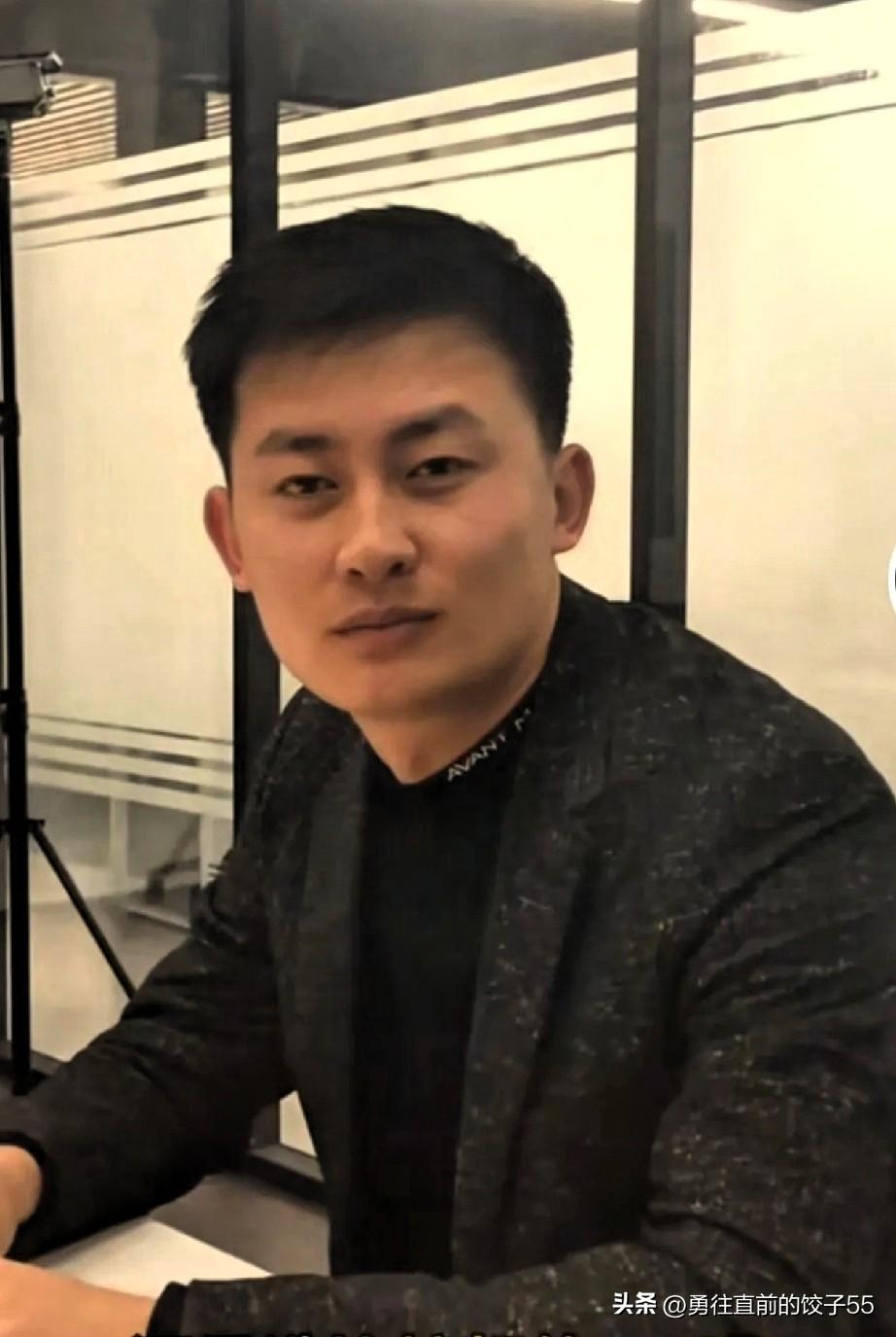 半夜看武亮首场直播，心里特别沉重。满屏弹幕全是普通人的无力感：普通人家的孩子，根