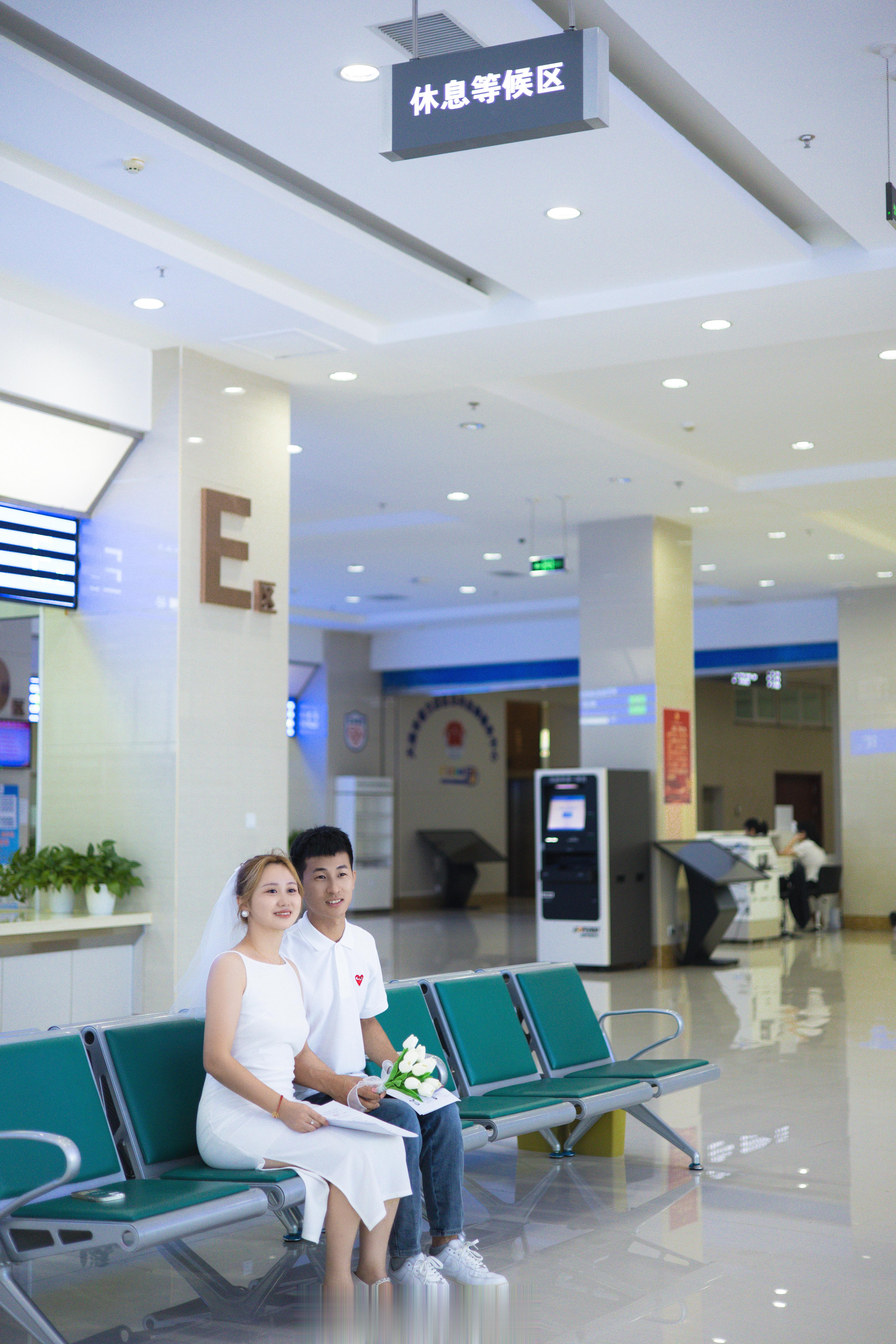 普兰店领证跟拍这是我第1次在普兰店拍摄领证过程，室内的光线真的很出片，所以大家不