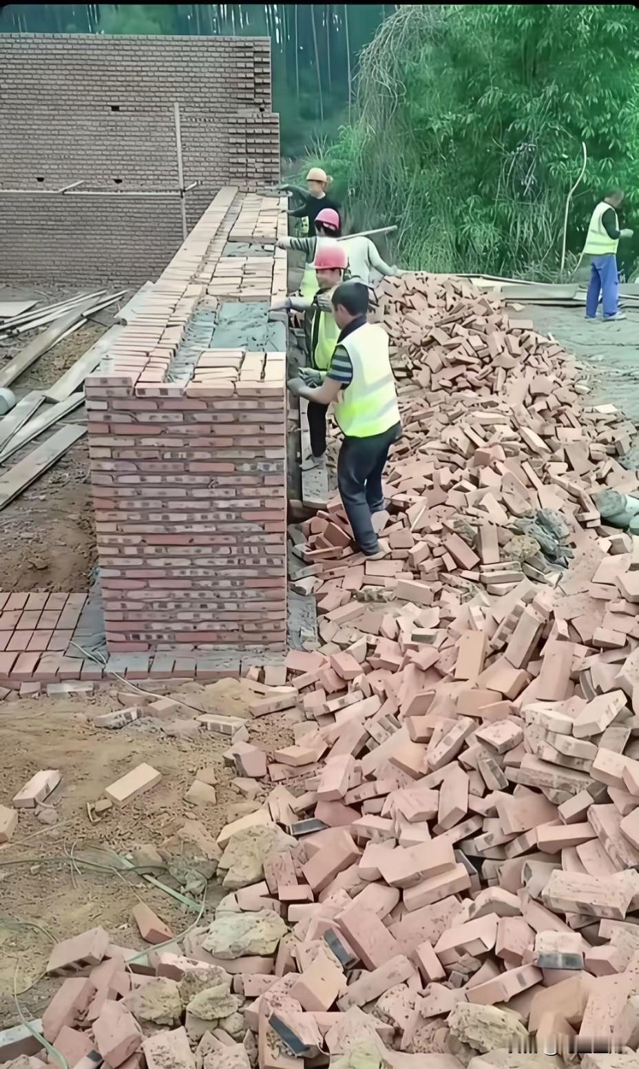自建房，墙建的这么厚是有什么门道吗？为了以后在墙里开暗格？