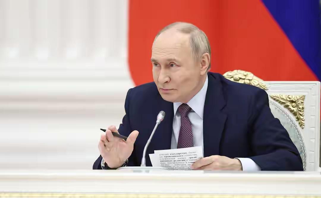 普京这次的奖励生育政策可真不简单，从女学生入手，抛弃所有政治正确，直截了当直指要