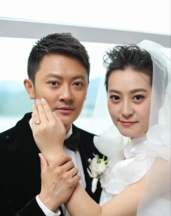 2015年，印小天花了400万元娶的老婆哈琳娜。直到孩子出生后，才发现自己的老婆