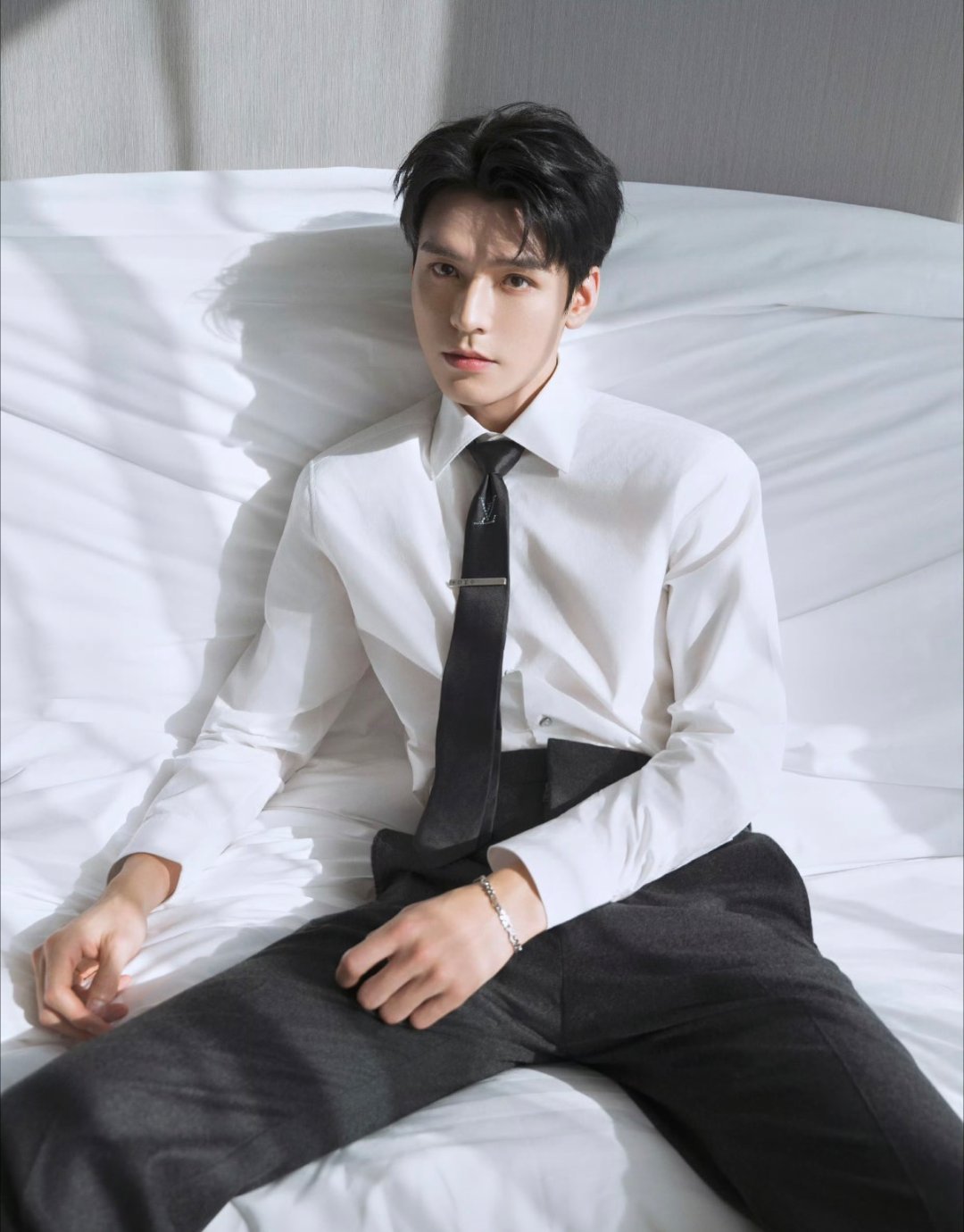 龚俊新剧体制内女婿龚俊化身体制内暖心法官，专管家长里短，温柔又接地气，把家事案件