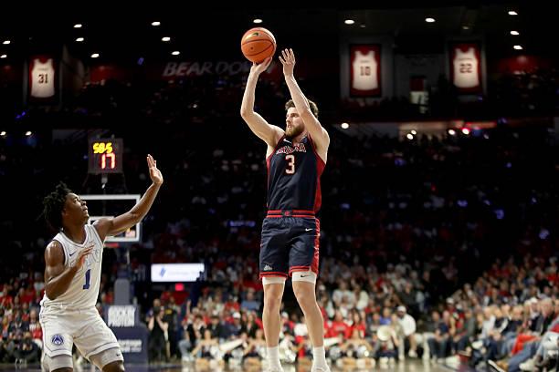 全美第4号种子亚利桑那大学坐镇主场以75比68战胜了全美第23号种子杨百翰大学。