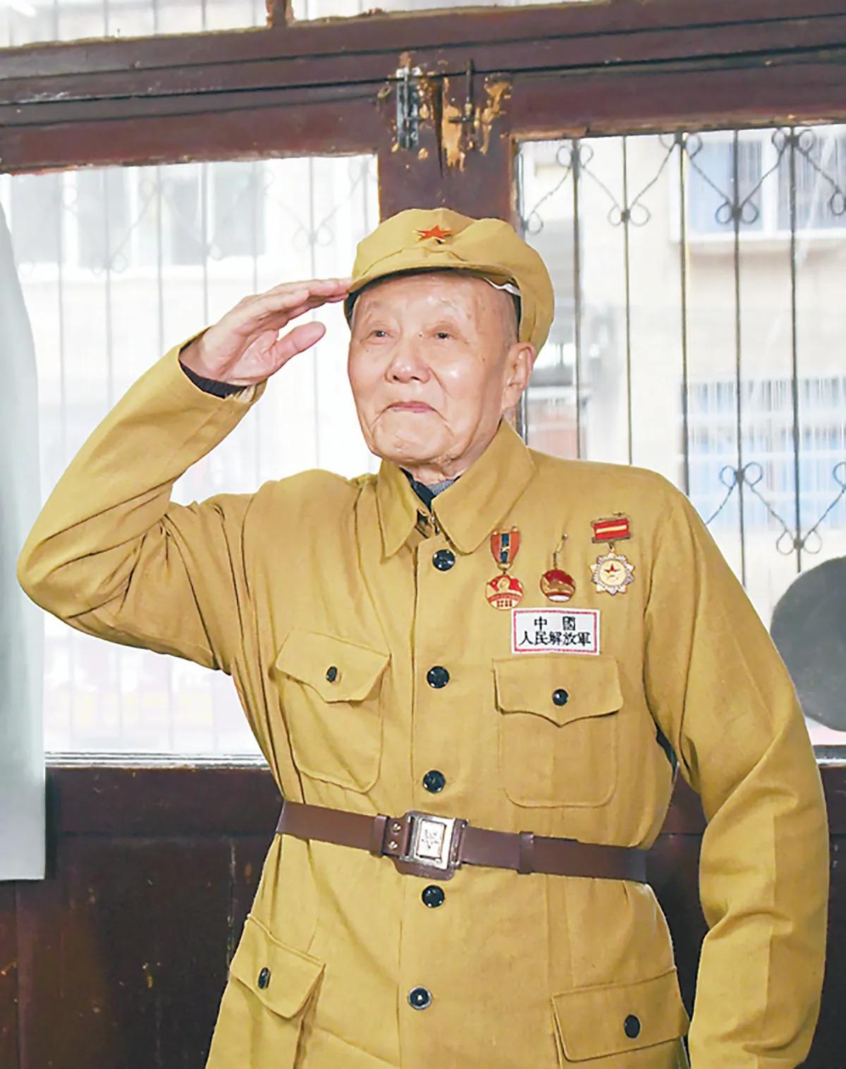 听过无数活着的特等功臣说过最朴素、最震撼的一段话：
 
“比起牺牲的战友，我已经