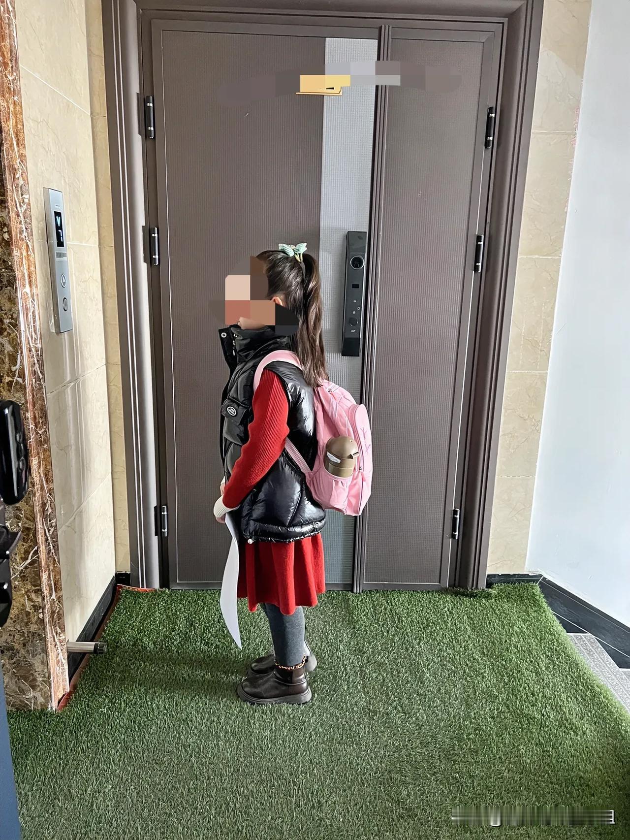 现在的孩子太苦了，以前的小学生无忧无虑，盼周末，盼假期，可以肆无忌惮的玩耍，现在