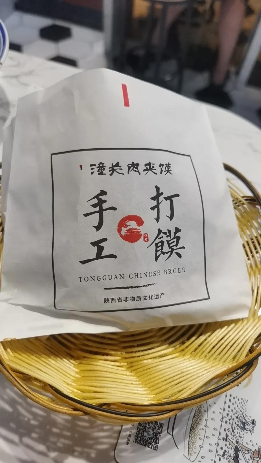 听君一席话，胜读十年书。

昨天参加饭局时与一位中学教政治的特级教师聊天，听到一