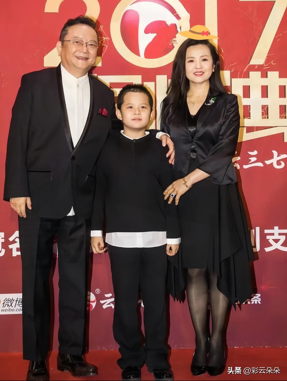 网络流传78岁王刚的故事，看完令人感慨。

60岁才得的儿子，如今17岁正是烧钱