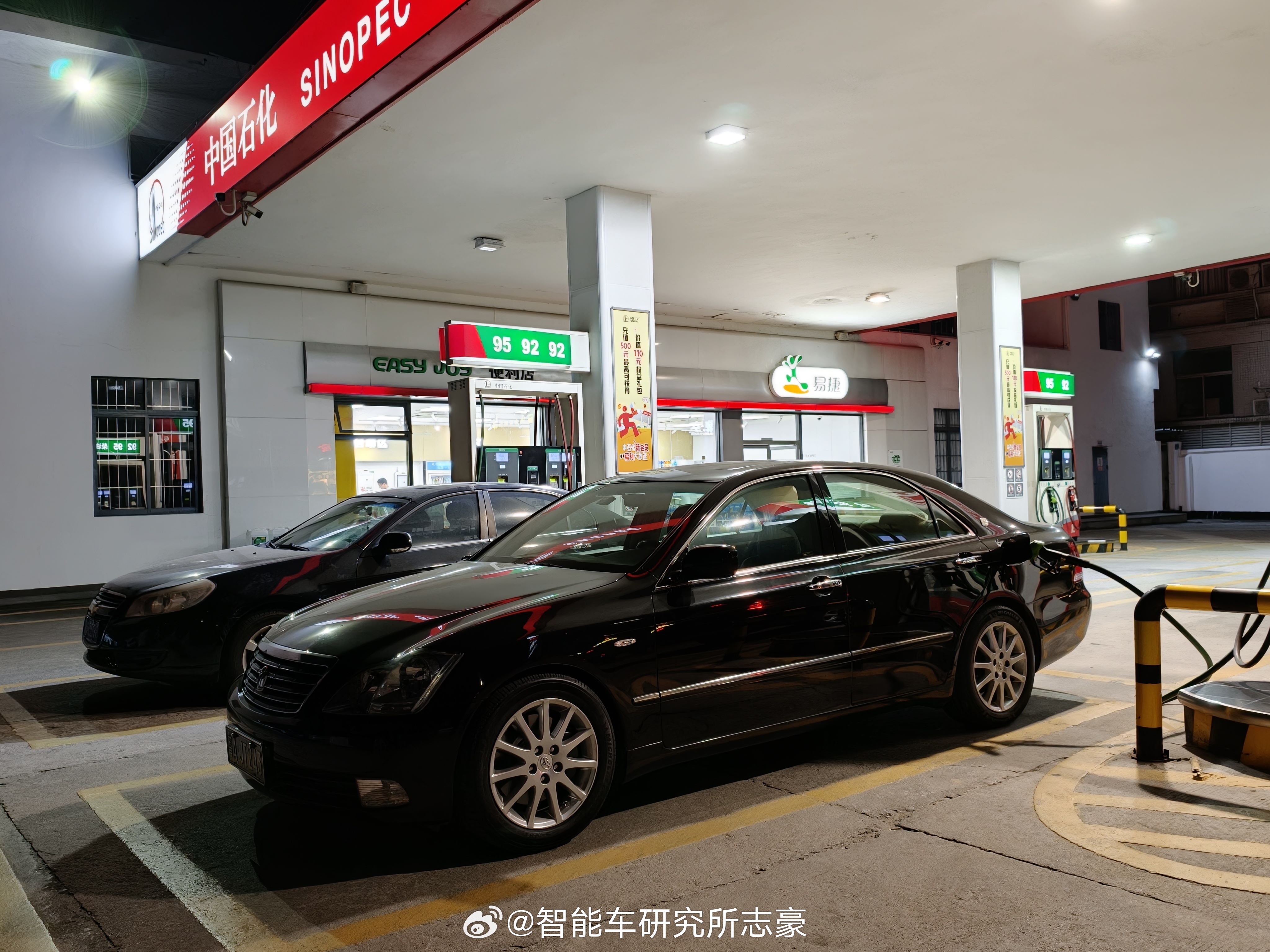 昨晚到处都说加油站排队，排队四十分钟加不上一口油。就那一刻，燃油车主们竟然有了补