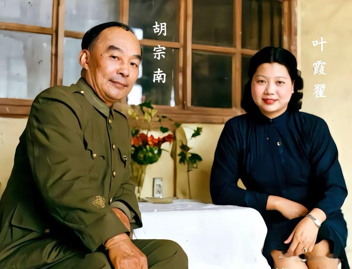 1947年，胡宗南和叶霞翟的合影，51岁的胡宗南身着军装，对着养胎的妻子温柔微笑
