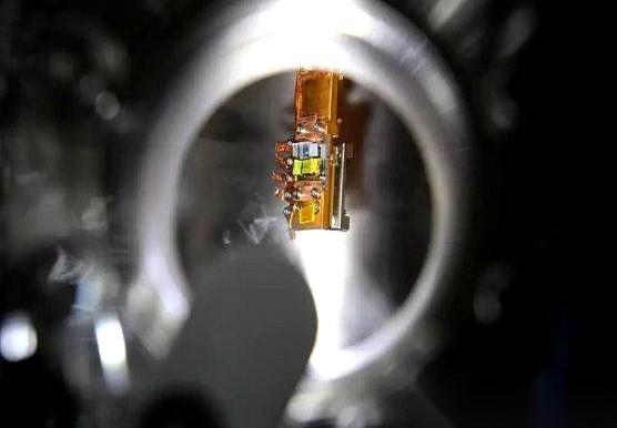 有时候你真的得佩服咱们的工程师，脑子里到底装了些什么。
一张比头发丝还细二十万倍