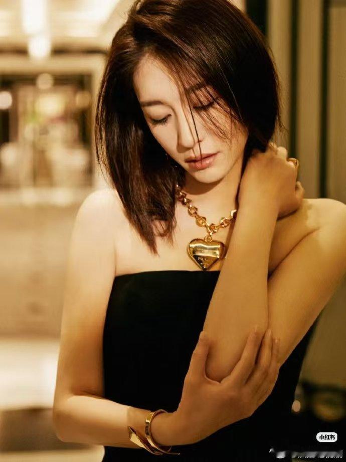 李小冉终于吃到公家的火锅啦美食愿望成功兑现，盼了好久终如愿，冉姐稳稳拿捏这份美味