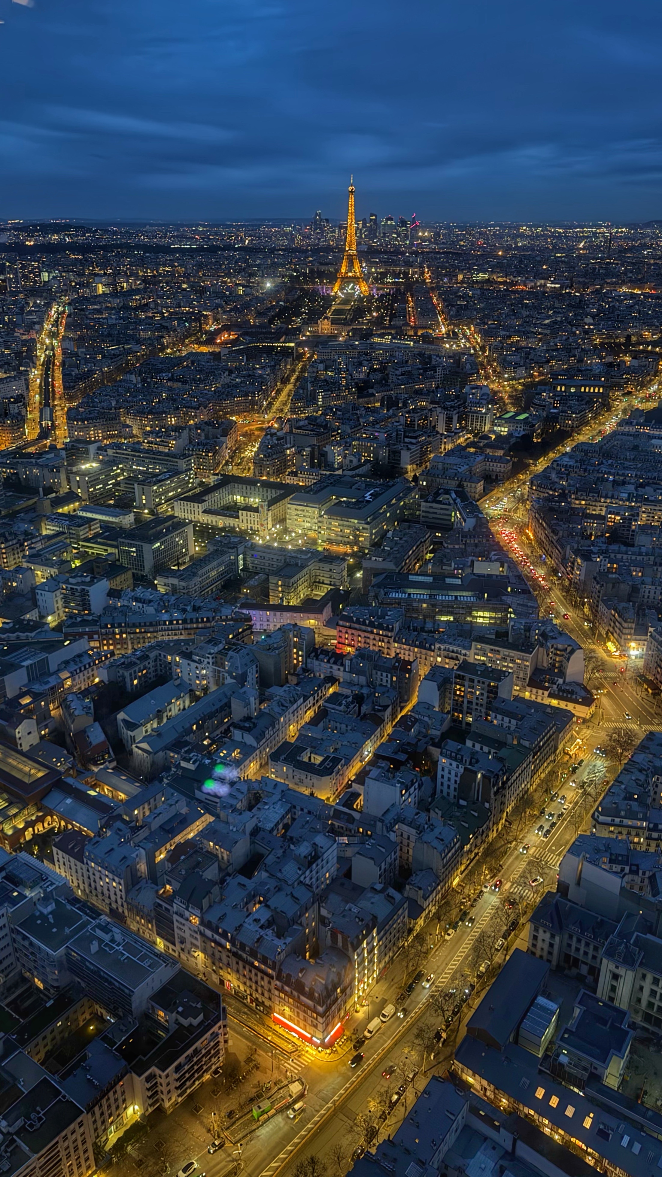 来巴黎蒙帕纳斯大厦，花180多坐电梯38秒就能冲上观景层，56层是室内区能吃饭歇