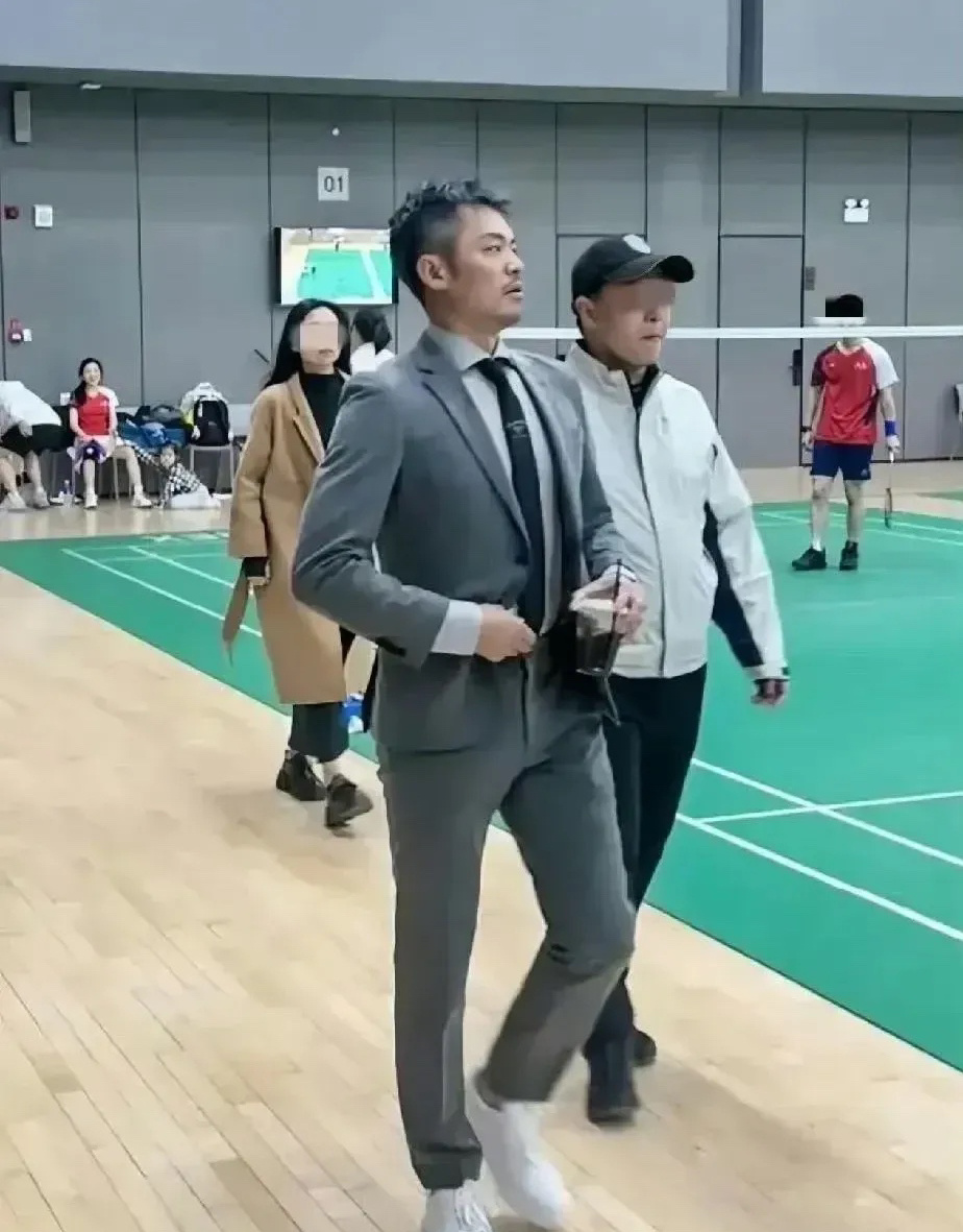 林丹这身材也好的太离谱了吧？都不当运动员了，怎么做到保持这么好的身材的啊？ 