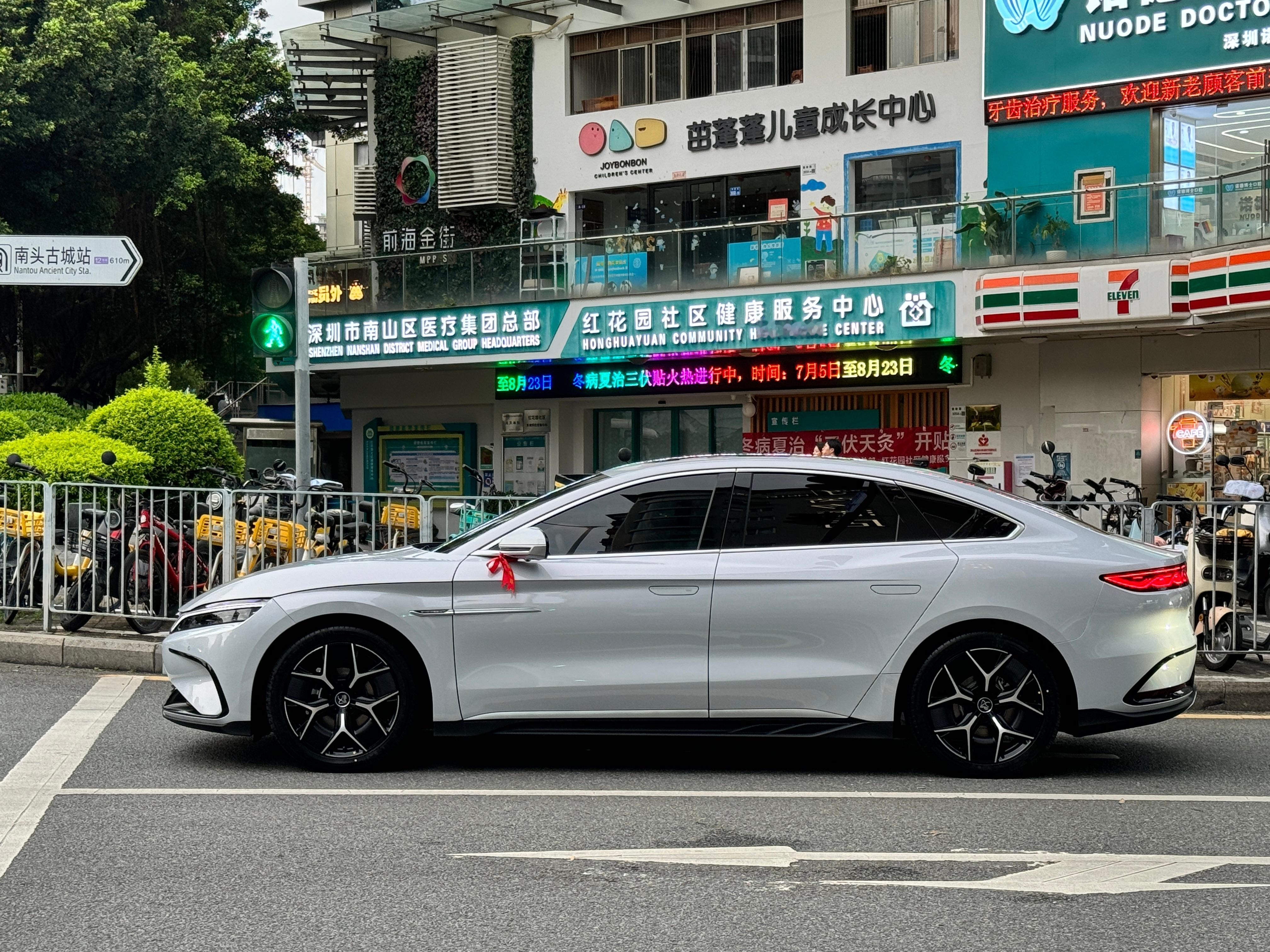 再来个放大版。我感觉汉EV比海豹EV更帅啊！气质这块拿捏的很不错👍7月新海豹0