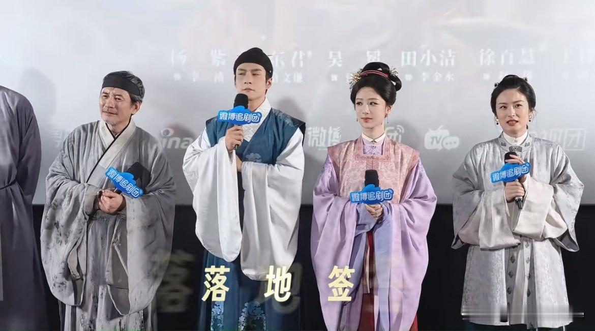 5月28日，杨紫落地签造型，是仇人看了都释怀的程度，这也太显老气了吧！
骑摩托，