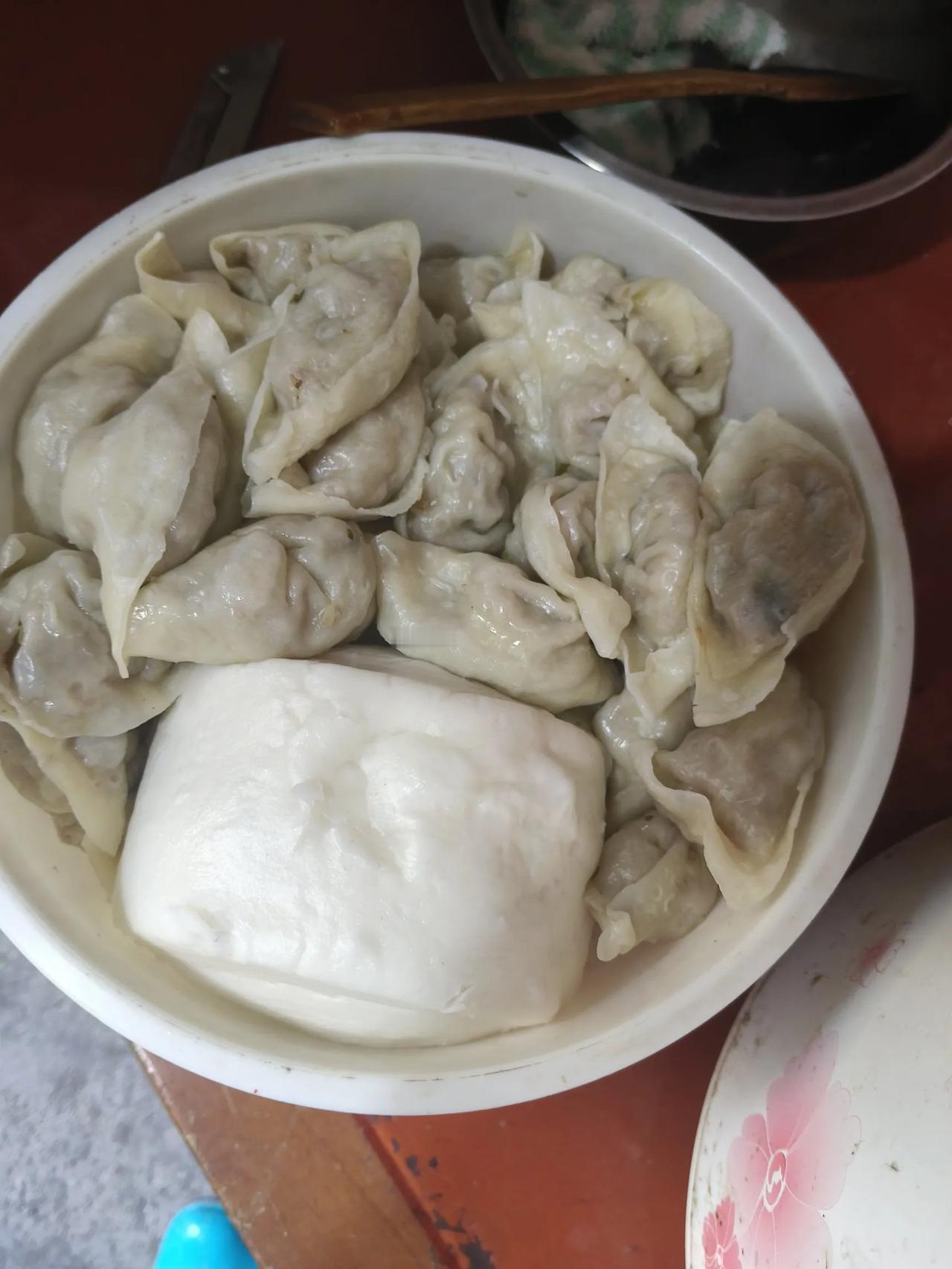 今天早上卖菜小妹来我这里借胶带，看到我笼里的饺子，她说你早上还有时间包饺子，我告