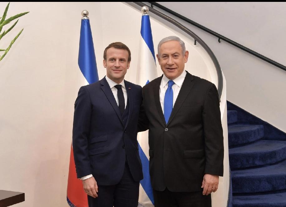 内塔尼亚胡和马克龙的身高不相上下，胖瘦略有差距。
穿红色大衣的布吉丽特和马克龙站