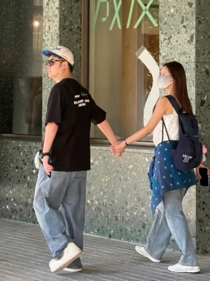 阿那亚偶遇陈赫张子萱网友在阿那亚偶遇陈赫张子萱了，两人手牵手好幸福！